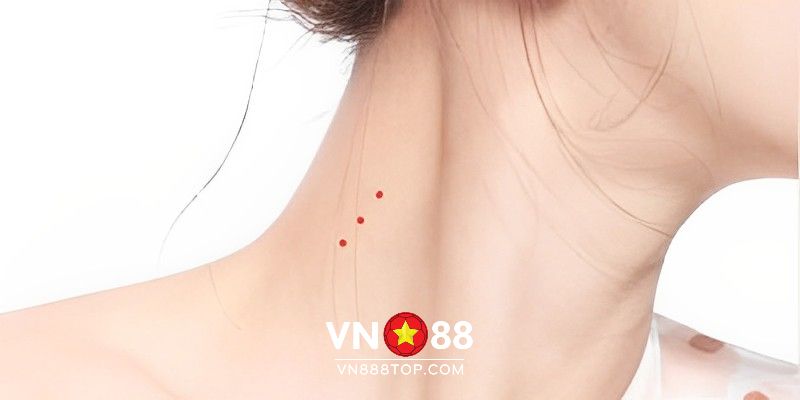 Những người có mụn ruồi đỏ ở cổ thường có của ăn của để
